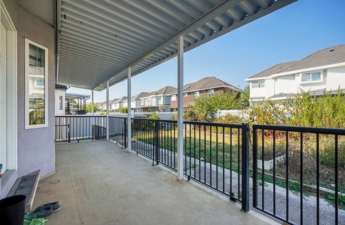 Surrey Newton House | Spacious 5 Bed and 4 Bath Family home mins to hwy, malls located in Delta/Surrey