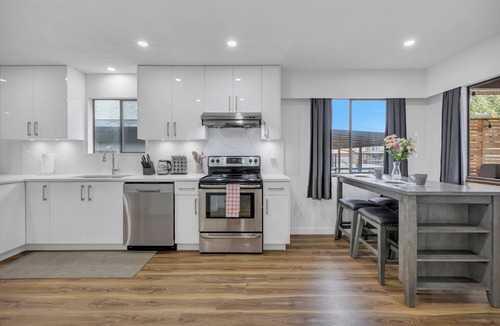 Fraserview House | Spacious 6-bedroom House, Safe area, Free Parking, Central close to Downtown