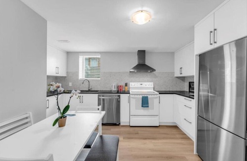 St. Catharines House | Spacious 6BR Full Home Near Niagara Falls & Wine