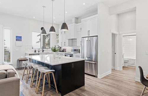Silver Star Mountain House | Spacious 7-bedroom house w/2 hot tubs, garage, office, BBQ, laundry, 2 kitchens