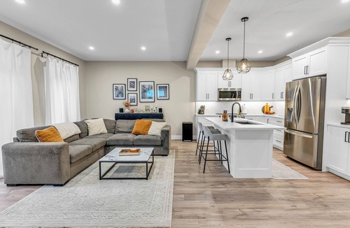 Township of Woolwich House | Spacious And Modern 3 Bedroom Stay Near Waterloo - EV Charger, Amenities Nearby!