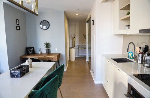 Downtown Toronto Condo | Spacious apartment in the heart of Toronto! Close to historic & touristic sites.