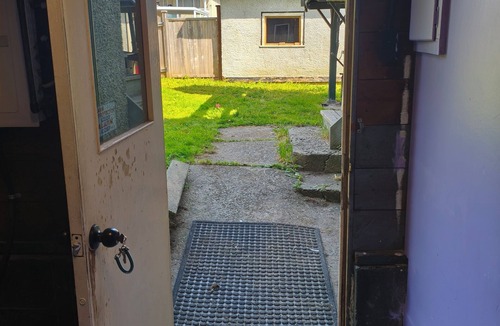 Kensington-Cedar Cottage House | Spacious Bachelor Basement Suite of Historic Old Home. Pet Friendly. Cable TV
