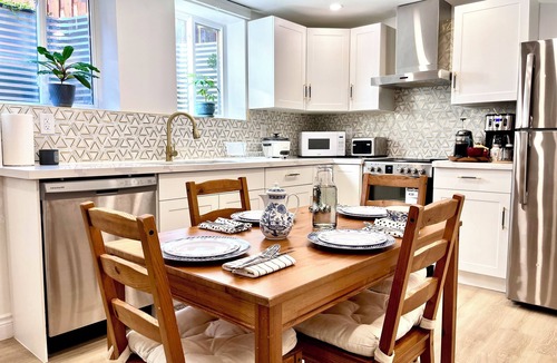Newmarket Apartment | Spacious Bright 2BR Free Parking Prime Location Newly Built, Natural light