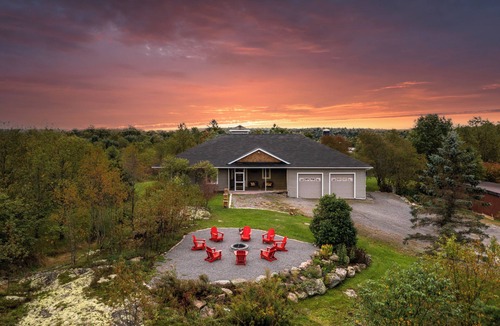Bracebridge House | Spacious Bungalow Cottage | Private Hot Tub, Heated Pool, Golf & Downtown Nearby
