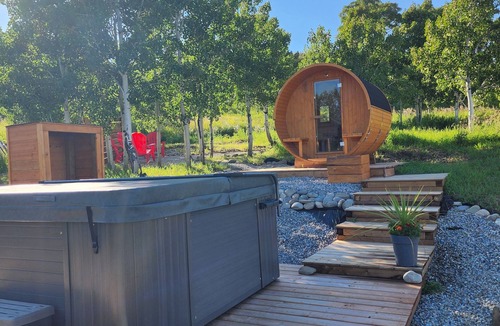 Division No. 3 Cabin | Spacious cabins near the Waterton and Canadian Rockies, barrier free access!