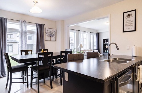 Niagara Falls House | Spacious ,comfy house less than 15 mins drive to Niagara Falls and Outlet Mall.