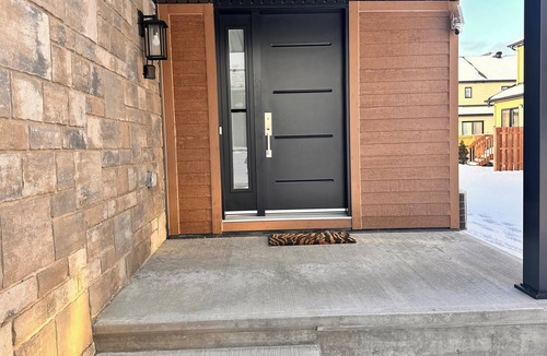 Clarence-Rockland House | Spacious & Cozy Suite - Private Bath-King Bed-Parking in Rockland/Ottawa