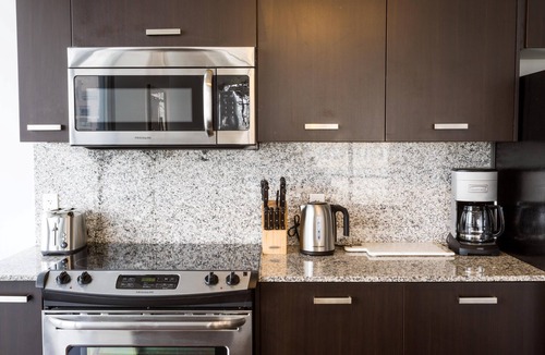 Bay Cloverhill Apartment | Spacious Downtown Toronto Condo | 2BR + Den | Balcony | Sleeps 8 | Near Hospital