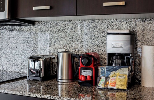 Bay Cloverhill Apartment | Spacious Downtown Toronto Condo | 2BR + Den | Balcony | Sleeps 8 | Near Hospital