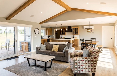 Granville House | Spacious Family Retreat - King Suite, Games, Firepit & Water Access