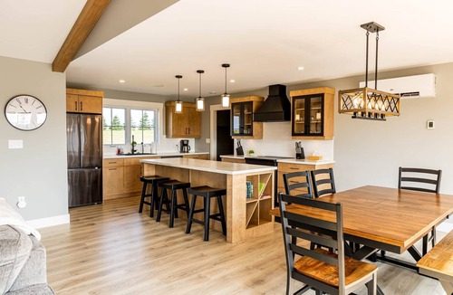 Granville House | Spacious Family Retreat - King Suite, Games, Firepit & Water Access