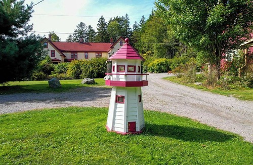 Saint Patrick Cottage | Spacious Garden-View King Suite in 150-Year-Old Manor House