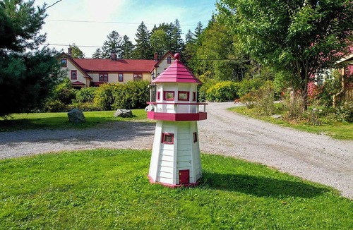 Saint Patrick Cottage | Spacious Garden-View King Suite in 150-Year-Old Manor House