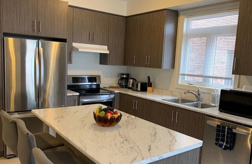 Sharon House | Spacious Home In Great Area Near Hwy 404