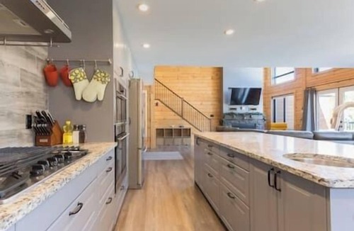 Fernie Apartment | Spacious home on ski hill/Bike Storage/Air con