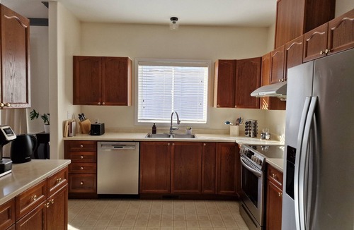 Kingston House | Spacious Kingston 6 Bedrm 3.5 BA Quiet St Near Shops Ideal for Families