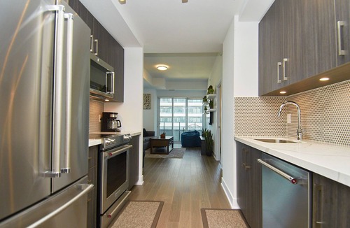 Humber Bay Shores Condo | ★Spacious Lakeview Condo Near Downtown (Sleeps 6 adults + 2 kids)★