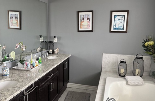 Alderwood House | Spacious Loft-Style Retreat | Private Room in Townhouse!