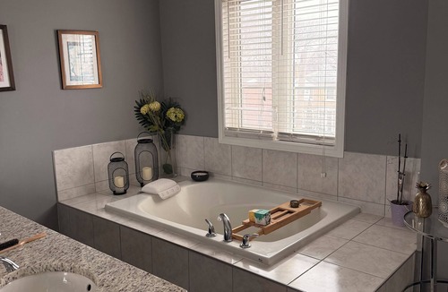 Alderwood House | Spacious Loft-Style Retreat | Private Room in Townhouse!