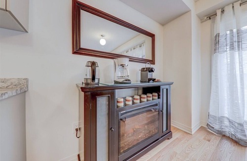 Clarington House | Spacious Modern 4BR Home | Family & Group Getaway, a minute walk to Lake Ontario