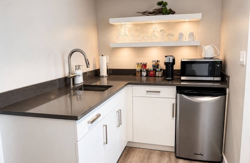Dilworth Mountain Estates House | Spacious Modern King Suite Patio BBQ Views