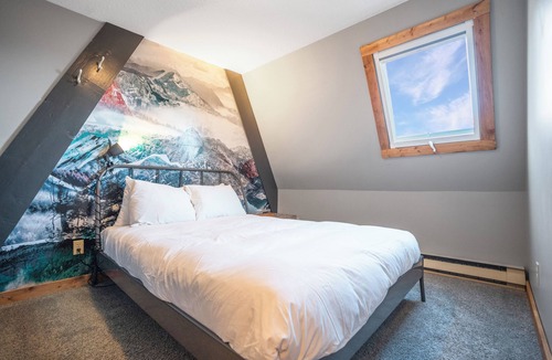 Silver Star Mountain Hotel | Spacious Mountain Retreat w/Hot Tub & Beautiful Loft! – Perfect for small groups!