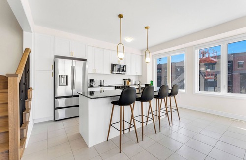Oakville House | Spacious Oakville 5 Bedroom Home - Sleeps 10 - Free Parking + Pet Friendly