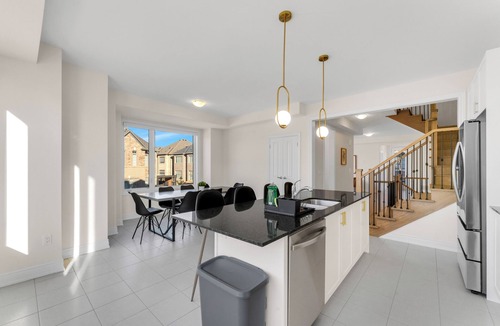 Oakville House | Spacious Oakville 5 Bedroom Home - Sleeps 10 - Free Parking + Pet Friendly