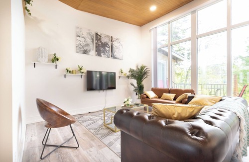Thornhill House | Spacious Open Concept Home [5 Bdrm/4 bath]