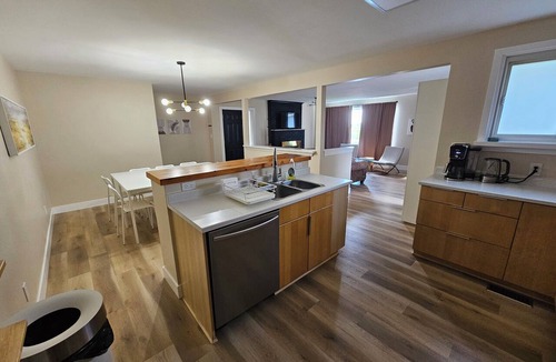 Odessa House | Spacious Private 5 beds, 2.5 bath House - 2 minutes to 401 (5 mins to Kingston)