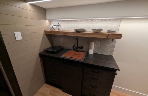 Beamsville Apartment | Spacious Renovated Suite Lincoln Beamsville - Modern Rustic