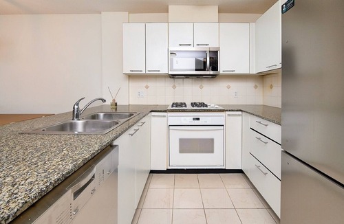 Richmond City Centre Apartment | Spacious stay beside Richmond Brighouse Station