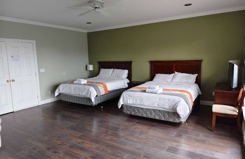 Richmond Bed & Breakfast | Spacious Vancouver Airport Blueberry Manor | Near YVR & Skytrain