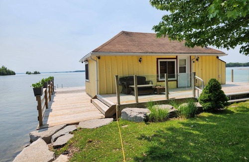 Rama Cottage | Spectacular Lakefront Cottage Retreat on Lake Couchiching sitting on 3/4 acres.