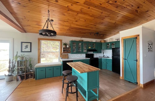 Corran Ban House | Spruce Cove Retreat 2 separate spaces in one! Main and guest house. Pet friendly