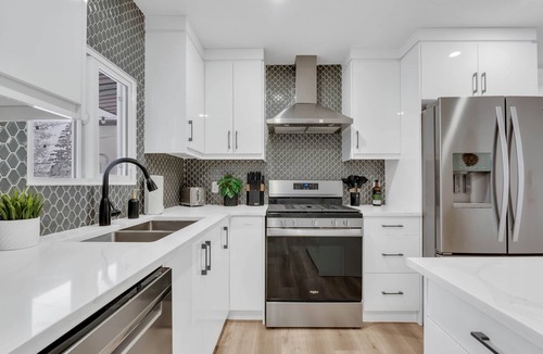 Killarney House | Stampede | 4BR Home | Main Floor King | 2 Kitchens | Garage | Sleeps 8 | Yard
