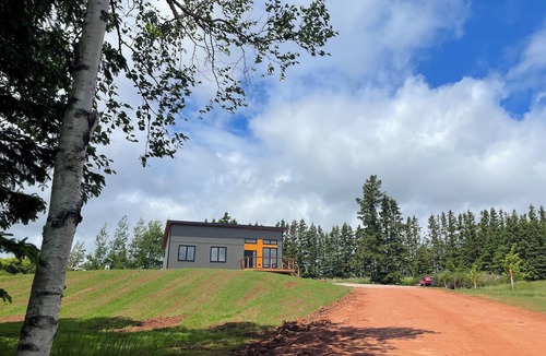 New London House | Stanley Bridge Retreat