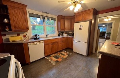 Mahone Bay House | Stay a few meters away from one of Mahone Bay’s Coves in a heritage house.