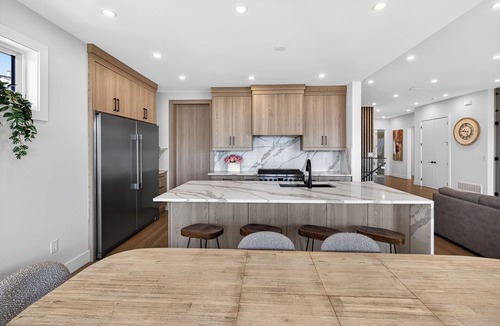 Central Okanagan House | Stay in an elegant 4 bedroom estate in the prestigious Lakeview Heights. Featuring 2 king beds, 2 queen beds, sofa bed, 5 bathrooms, hot tub, movie room & patio with lake & mountain views. Close to wineries, beaches & downtown Kelowna.