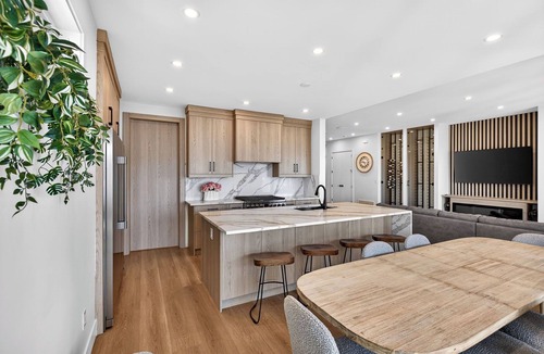 Central Okanagan House | Stay in an elegant 4 bedroom estate in the prestigious Lakeview Heights. Featuring 2 king beds, 2 queen beds, sofa bed, 5 bathrooms, hot tub, movie room & patio with lake & mountain views. Close to wineries, beaches & downtown Kelowna.
