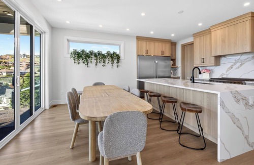 Central Okanagan House | Stay in an elegant 4 bedroom estate in the prestigious Lakeview Heights. Featuring 2 king beds, 2 queen beds, sofa bed, 5 bathrooms, hot tub, movie room & patio with lake & mountain views. Close to wineries, beaches & downtown Kelowna.