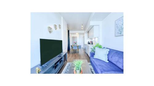 Garden District Apartment | StayToronto - The Cozy Flex 1BR and Den Suite - Prime Location