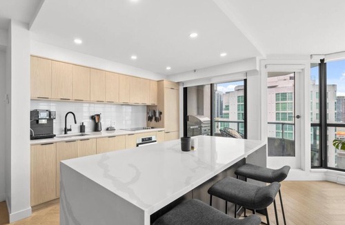 Yaletown Condo | Steps from BC Place, Stunning 2 Bedroom and 2 Bathroom Condonn