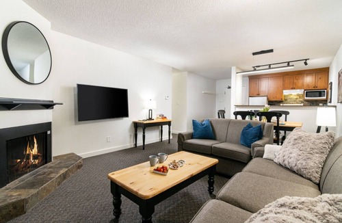 Whistler Village Bed & Breakfast | Steps from Whistler Gondola|Pool, Hot tub, Sauna|Free PRKNG|Ski/Bike Storage