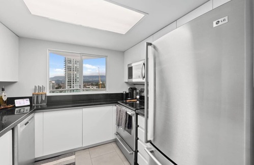 Lower Lonsdale Condo | Steps to Canada Soccer House & Shipyards w/VIEWS