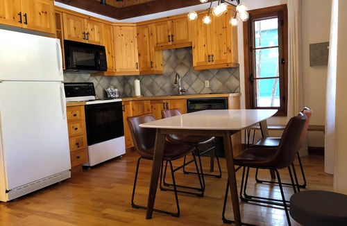 Val Morin Cottage | Streamside Retreat - Petit Train du Nord at km 39 - Cedar Creek Cottage