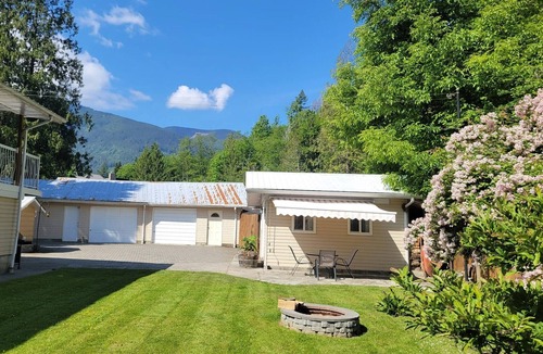 Sardis Cabin | Studio cabin for 1-4 by Chilliwack River