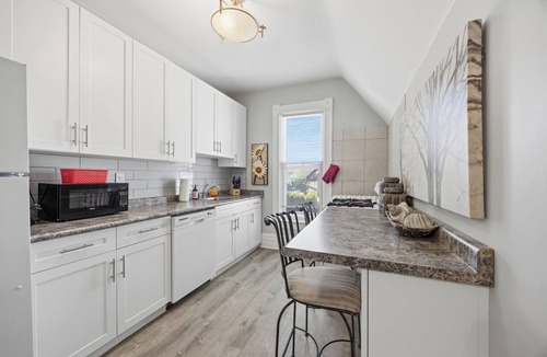 Sarnia Apartment | Studio on Vidal - Walking distance to downtown!