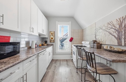 Sarnia Apartment | Studio on Vidal - Walking distance to downtown!